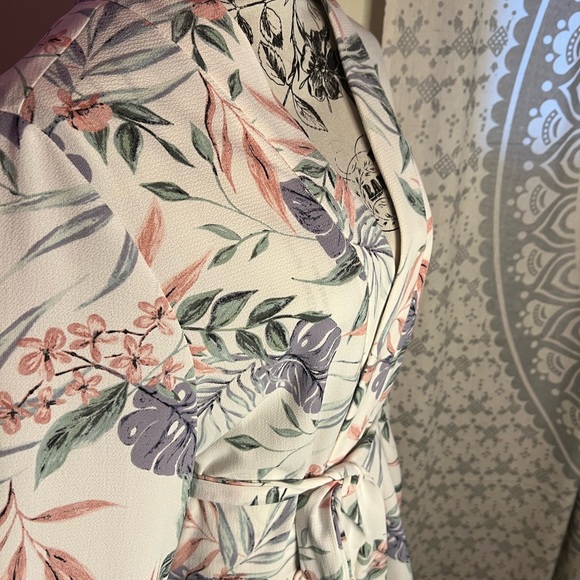 H&M tropical print kimono blouse with tie - Picture 2 of 3